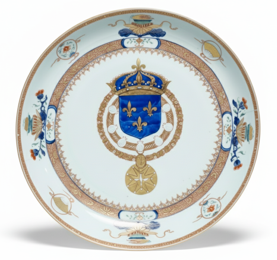 Plat en porcelaine à décor des armes de France - service de Louis XV
